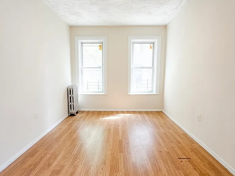 519 Sheffield Ave #2R — Photo 2