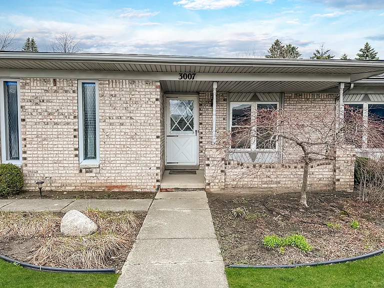 3007 Warrington Dr — Photo 2