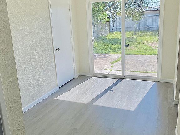 3rd image of 1516 N San Mateo St