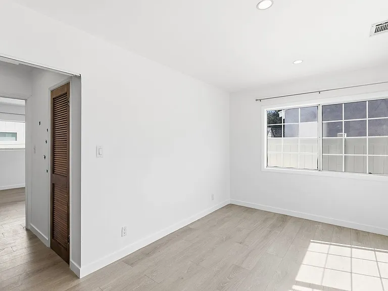 17418 Califa St — Photo 14