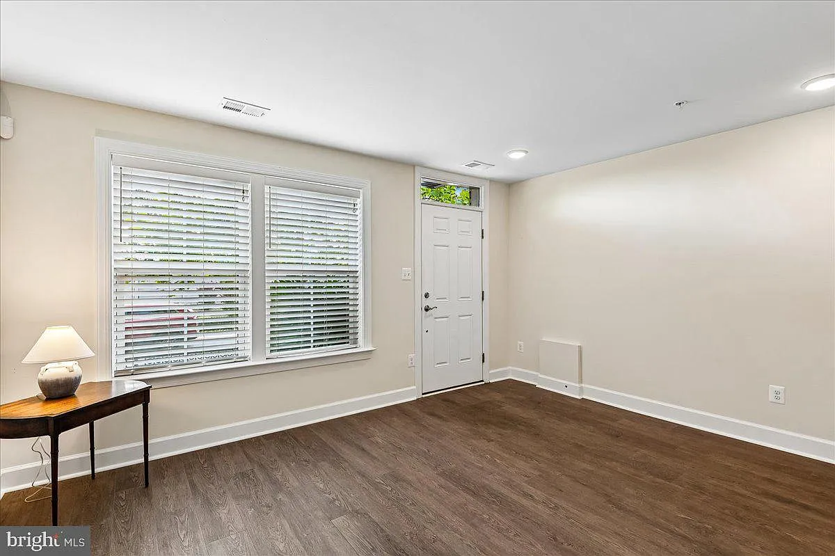 3 bed, 4.0 bath, 1824 sqft, $3,500 — Photo 3
