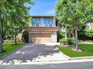 14 Holiday Pond Rd, Jericho, NY 11753