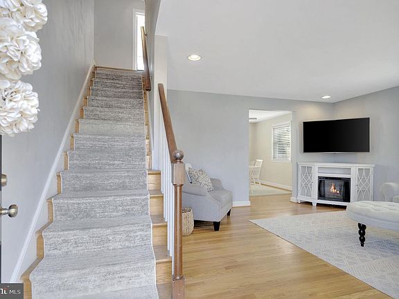 5th image of 232 Lyndhurst Ave