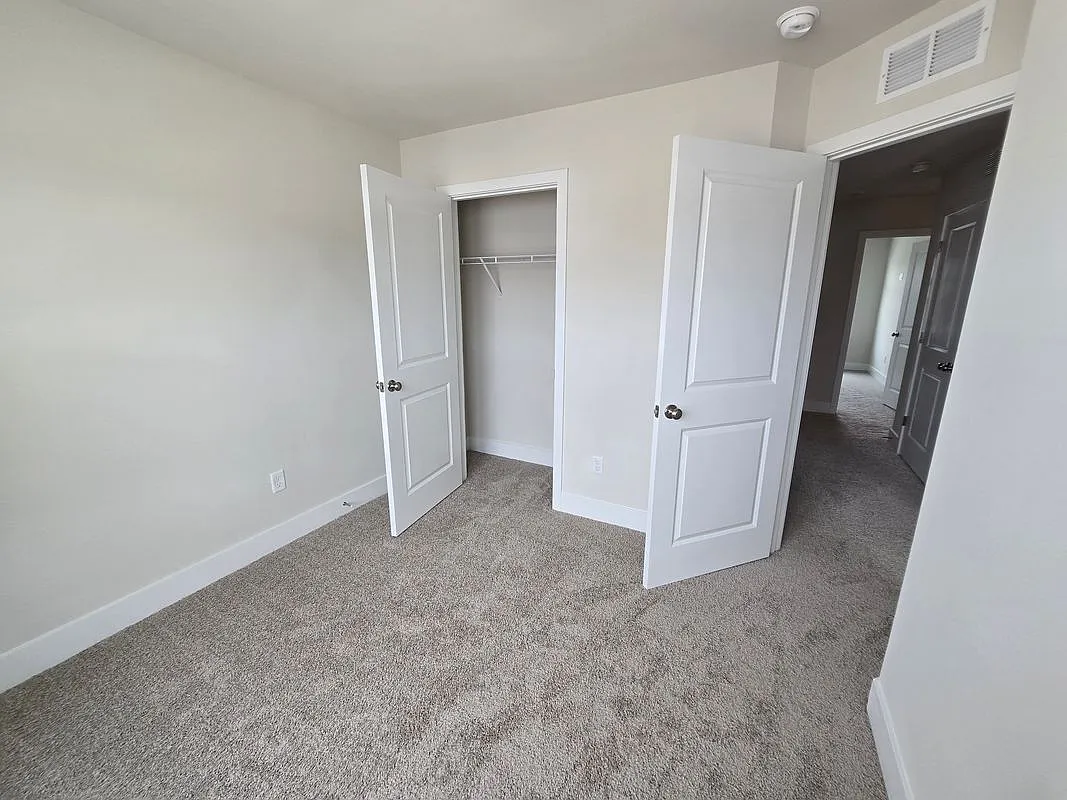 3 bed, 2.5 bath, 3049 sqft, $2,250 — Photo 3