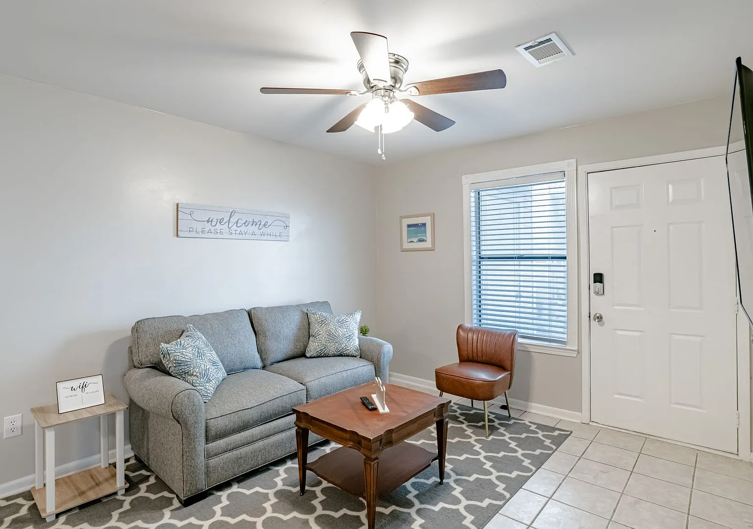 Centrally Located 1 Bed/1 Bath Coastal Condo — Photo 2