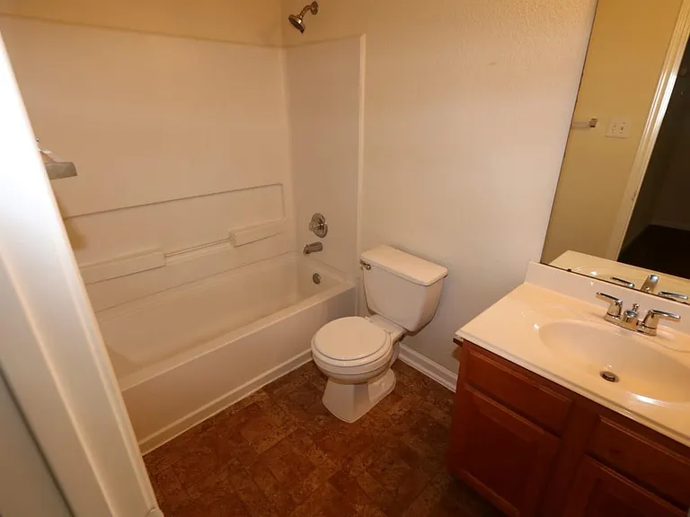 15611 Leeds Ln — Photo 16