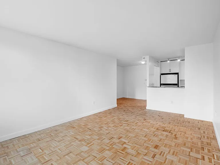 360 W 43rd St #N9D — Photo 2