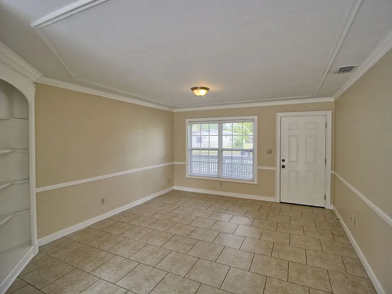 323 Elm Dr — Photo 2