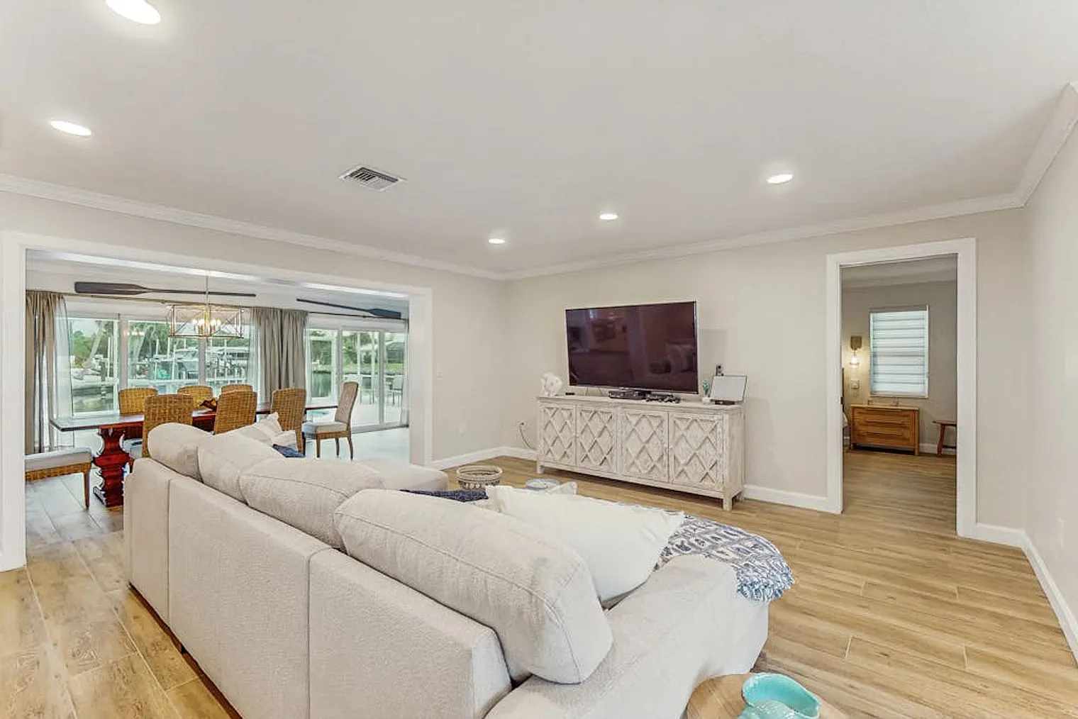 3 bed, 2.0 bath, 2744 sqft, $11,637 — Photo 2