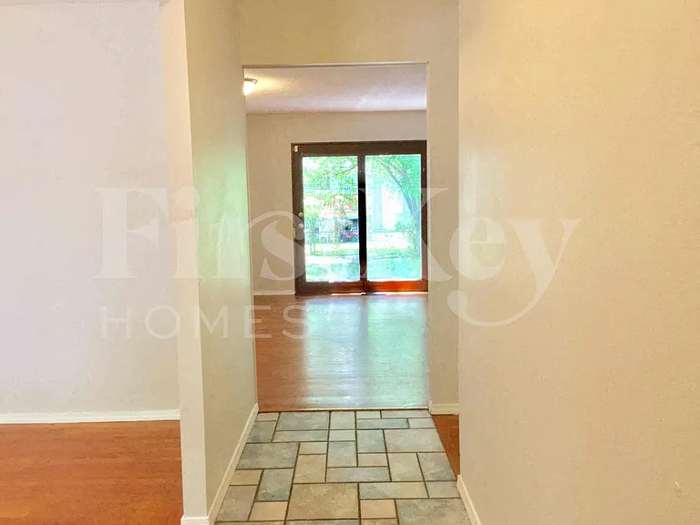 2275 Glenoro Dr — Photo 4
