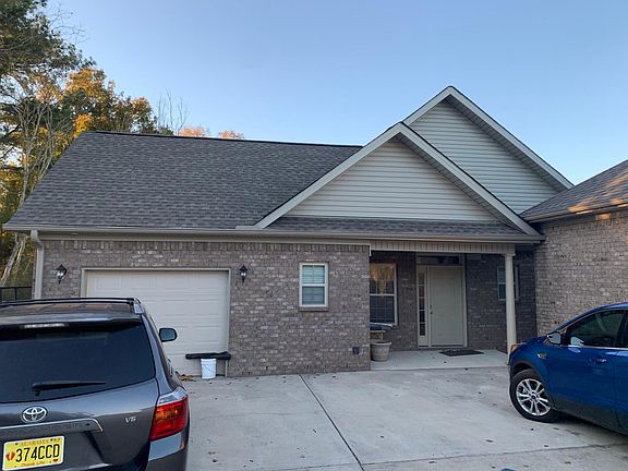 Front of guest house with one garage.