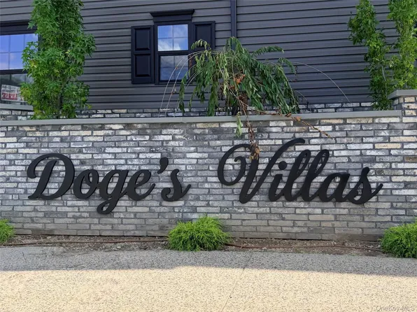 1220 Doges Prom, Lindenhurst, NY