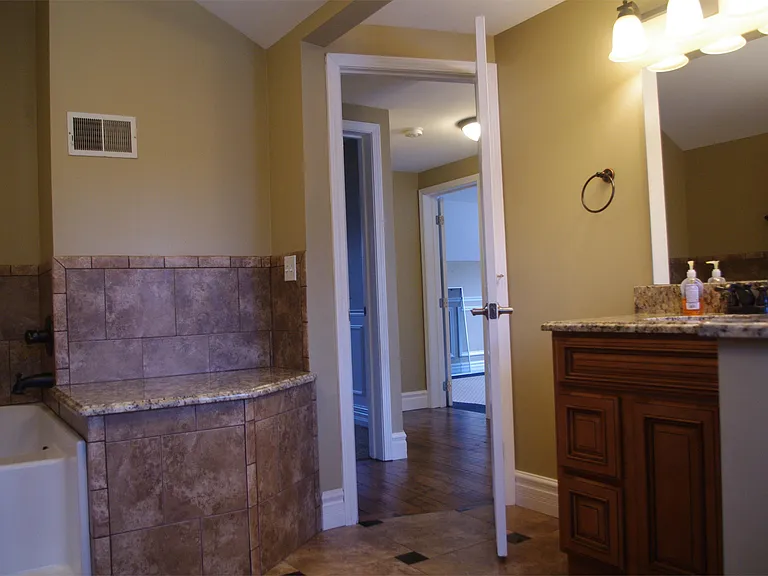 907 Vandalia St — Photo 24