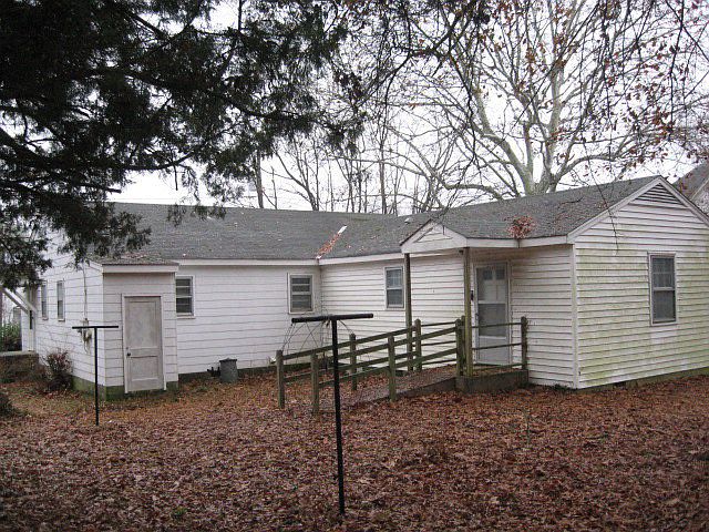 2nd image of 604 S Hill Ave