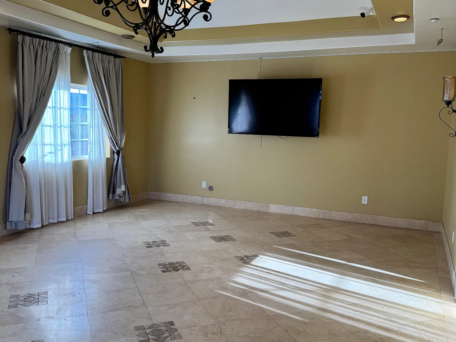 4 bed, 2759 sqft, $5,500 — Photo 2