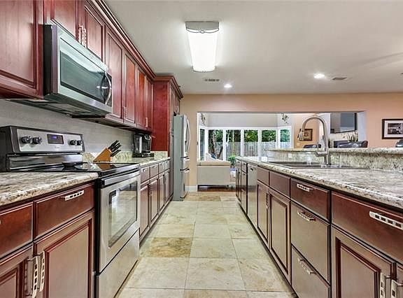 4th image of 1567 Eastridge Dr