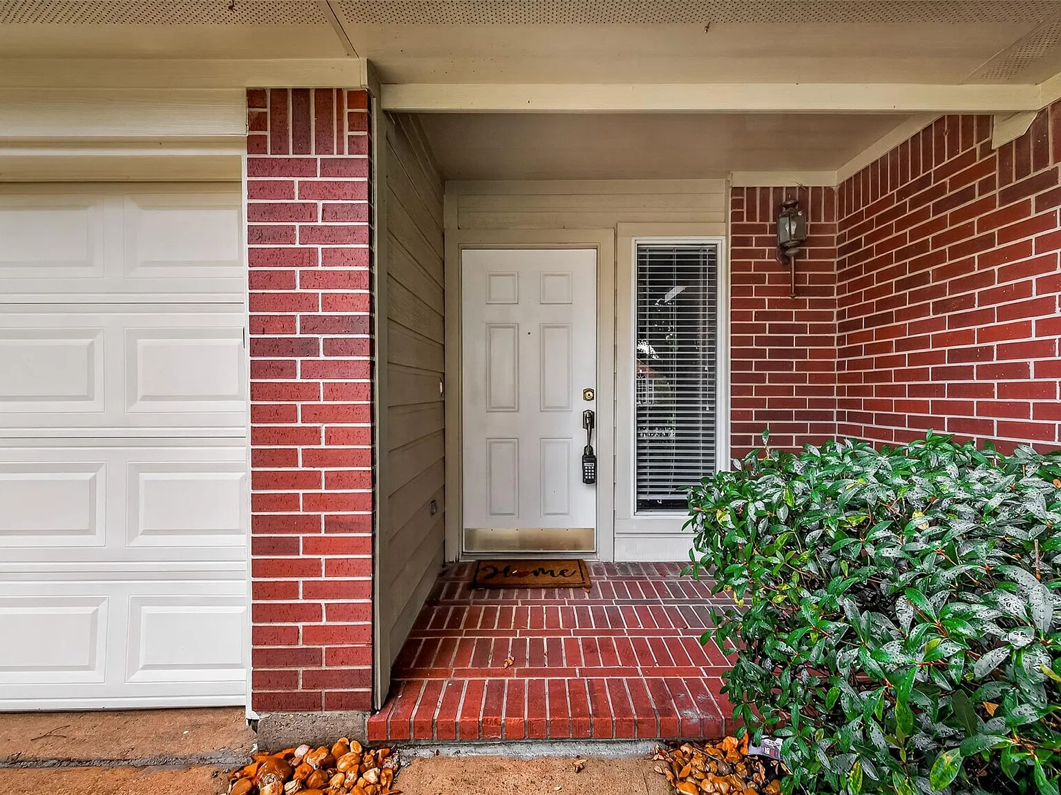 3 bed, 2.0 bath, 1391 sqft, $1,700 — Photo 2