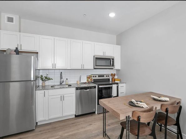 900 Leonard St NW #327