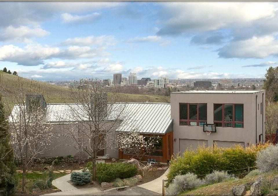 Incredible foothills home very close in, easily walk or bike to downtown and back.
