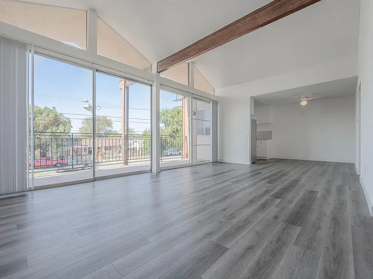 Roscoe Apartments — Photo 10