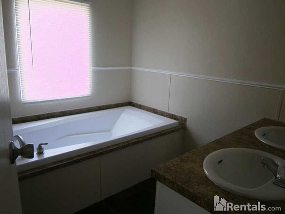 5th image of 913 Cardinal Dr