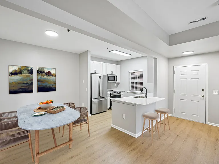 Fox Ridge and Lakeview Park Apartments — Photo 8