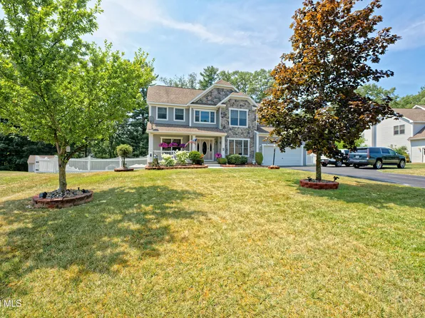 17 Stablegate Drive, Clifton Park, NY 12065