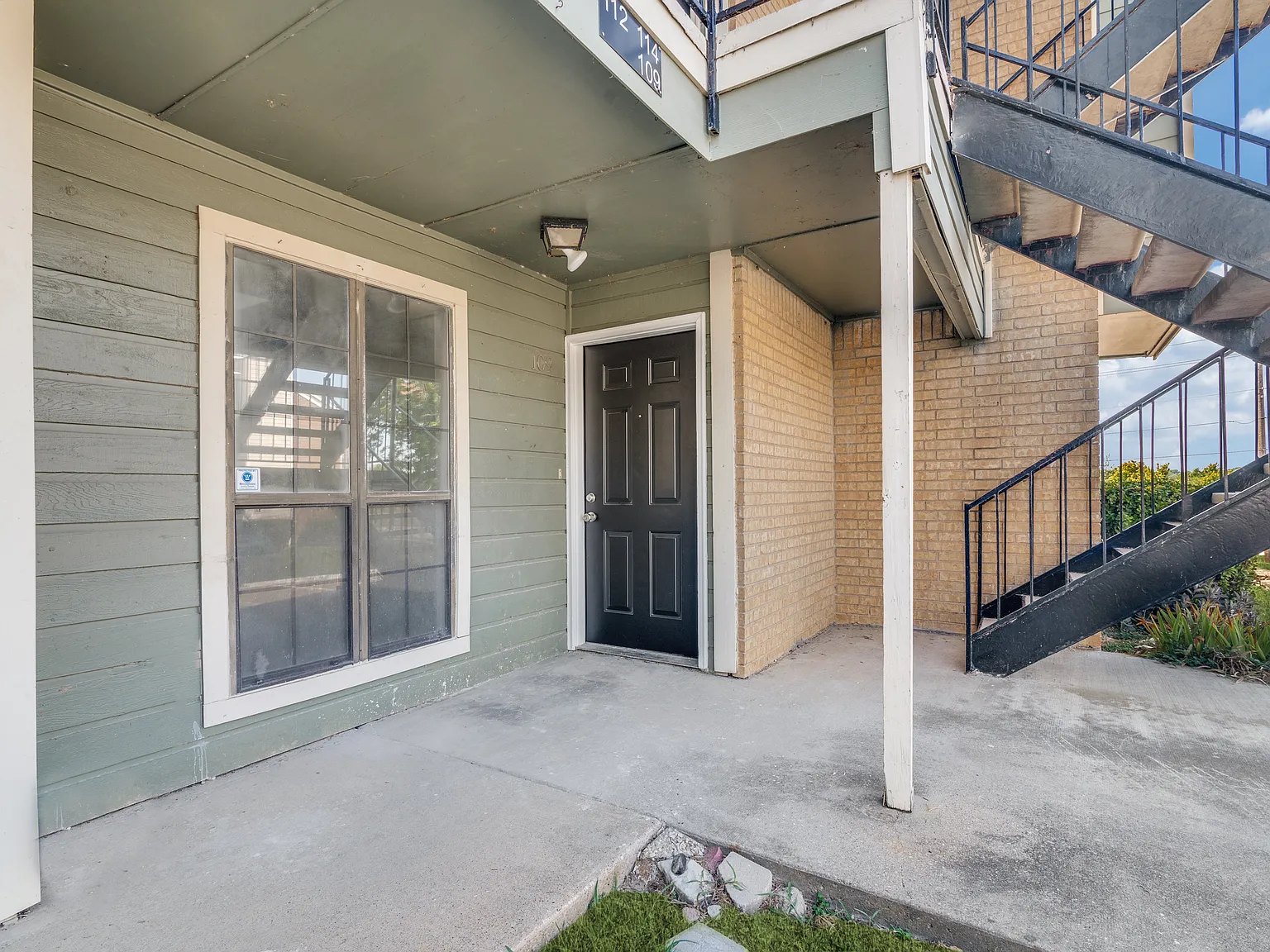 2 bed, 1017 sqft, $1,700 — Photo 2