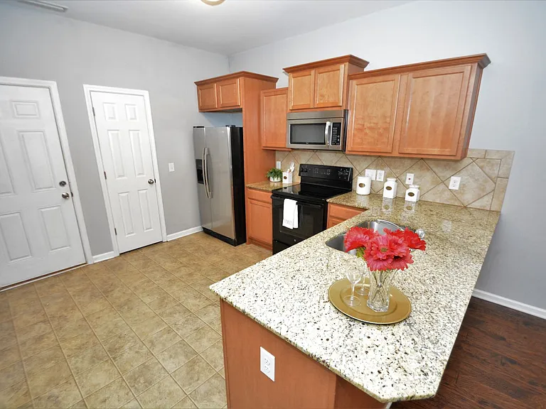 12736 Livengood Ln — Photo 7
