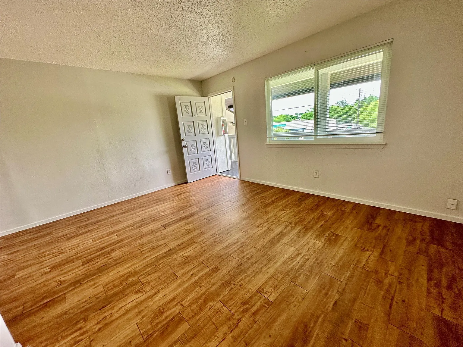 1 bed, 1.0 bath, 600 sqft, $950 — Photo 2