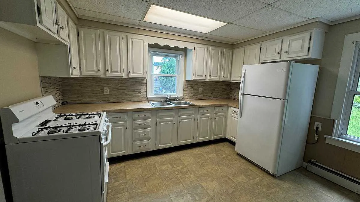 3 bed, 1000 sqft, $1,800 — Photo 1