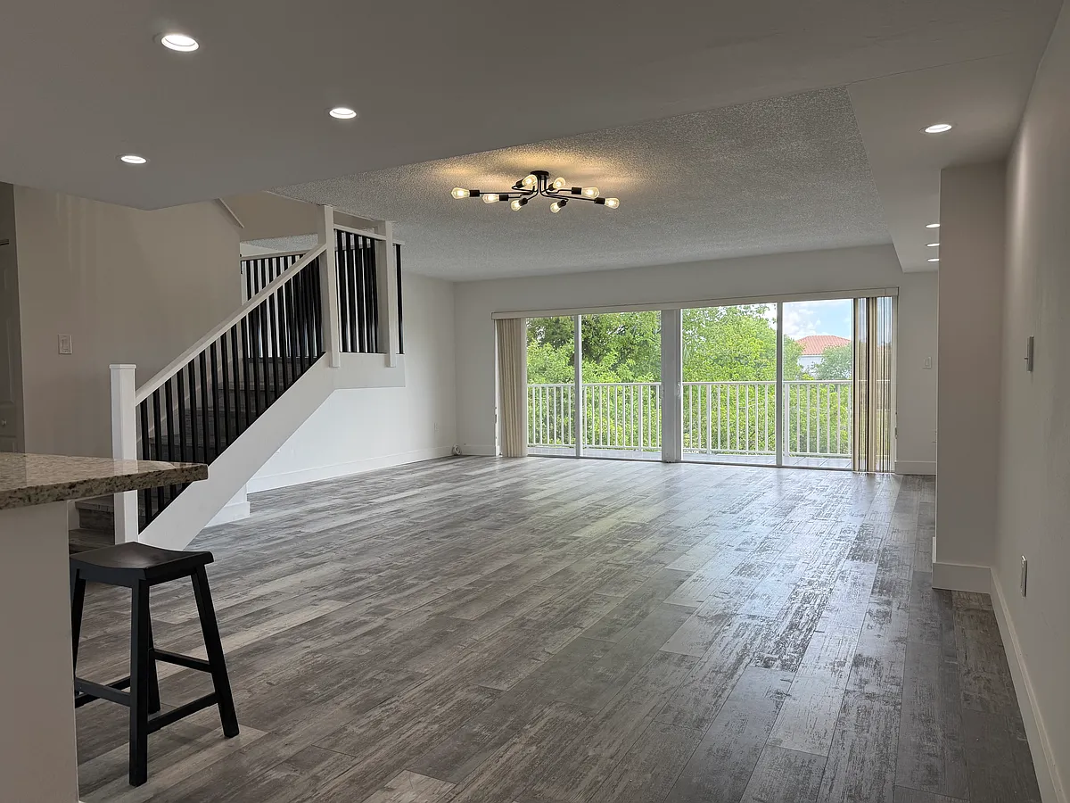 Building Photo - 10003 NW 9th Street Cir #2
