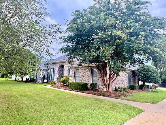 3rd image of 2815 Orchid Cir