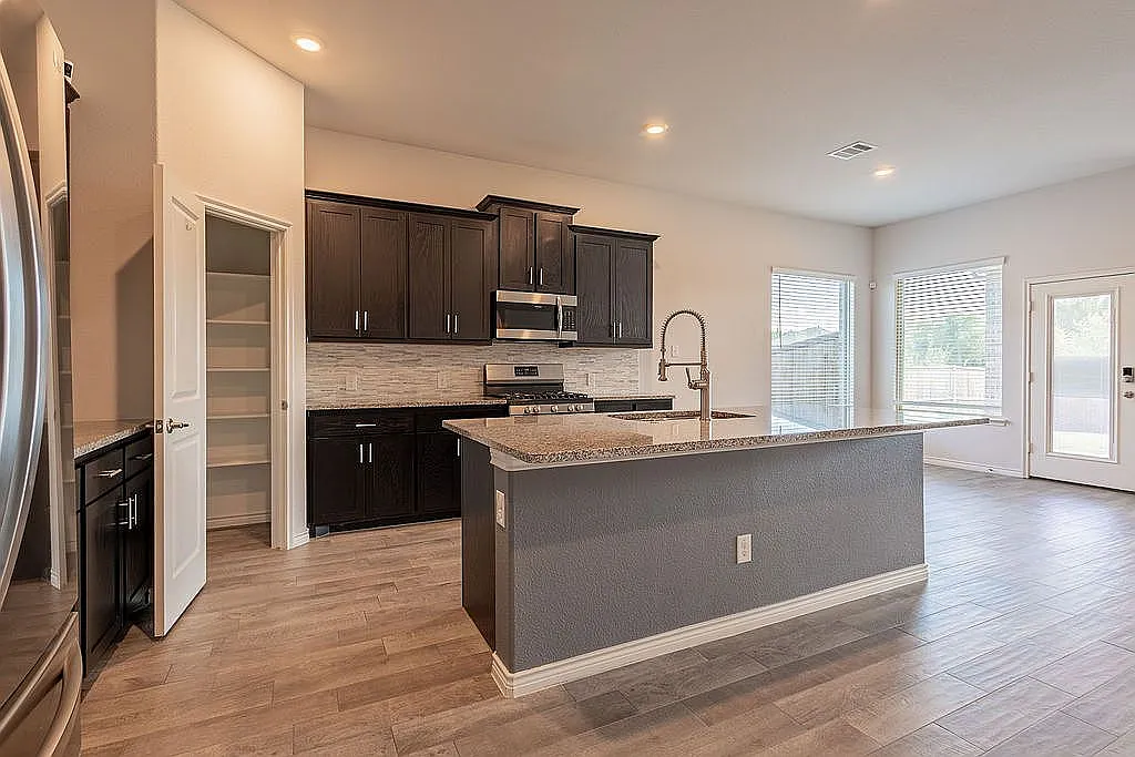 4 bed, 2033 sqft, $2,395 — Photo 4