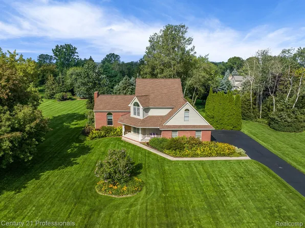 750 Bristol Ln, Clarkston, MI 48348