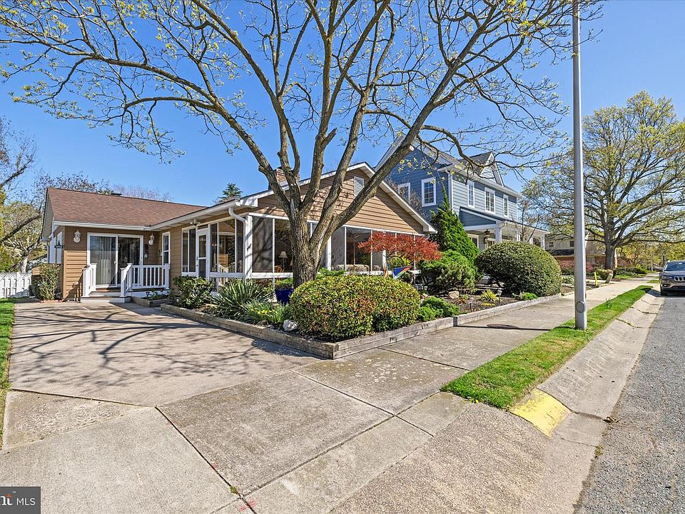 1st image of 209 Country Club Dr