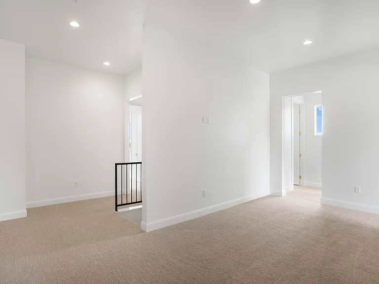 978 Manen St — Photo 16