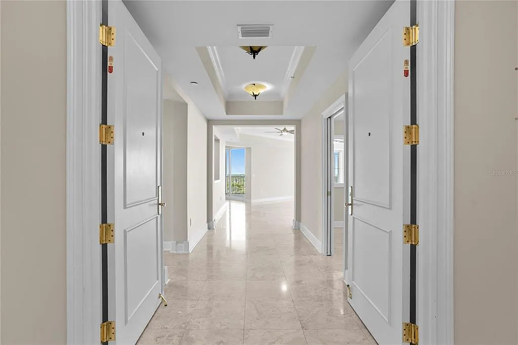 300 Beach Dr NE — Photo 3