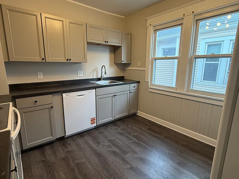 60 Sterling Ave #UPPER — Photo 3