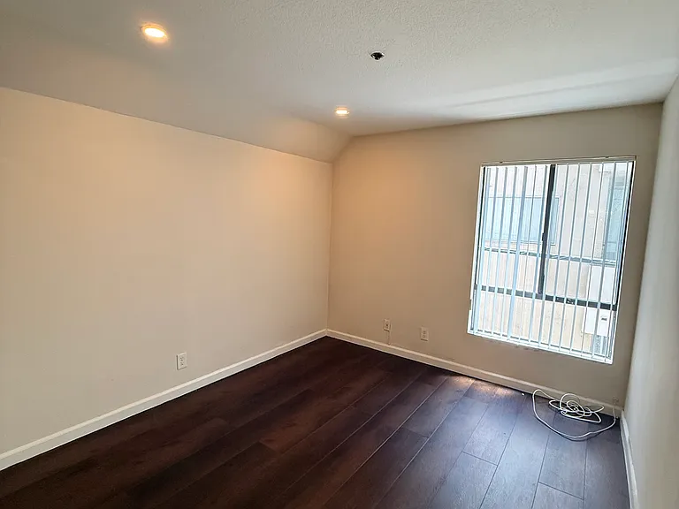 Burton Way Apartments — Photo 21