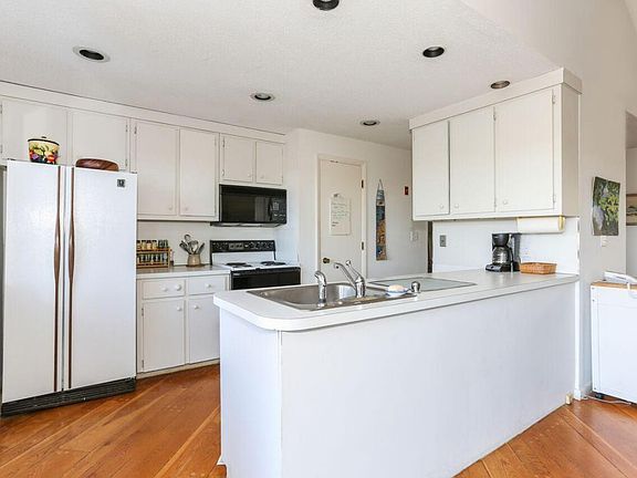 3rd image of 371 Shorewood Dr