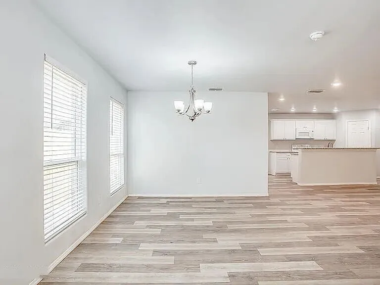 3 bed, 2.0 bath, 1465 sqft, $1,350 — Photo 4
