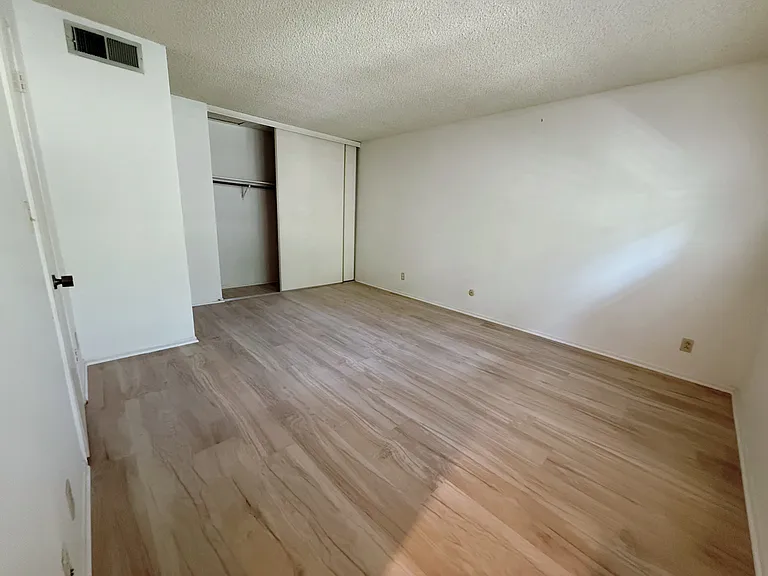 475 W Walnut St — Photo 28