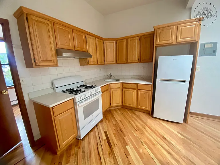 142 Richardson St #3R — Photo 2