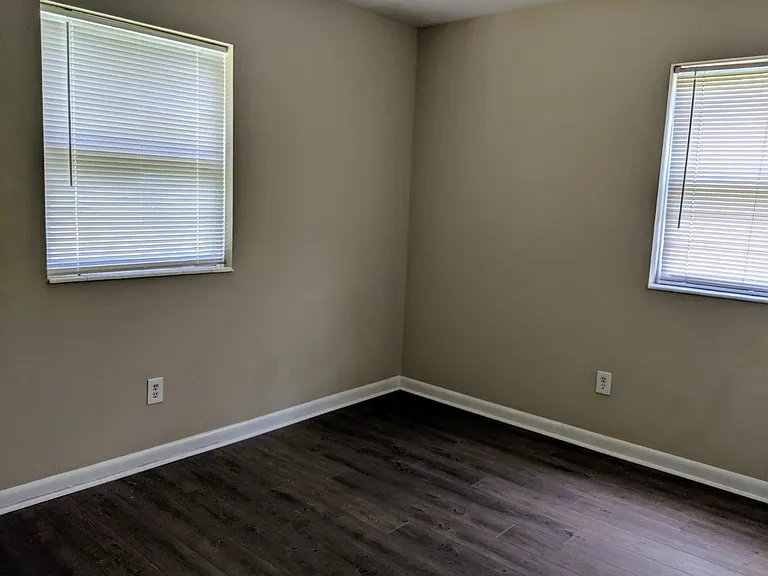 806 Essex Dr — Photo 9
