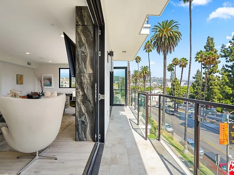 137 N Doheny Dr #3 — Photo 14