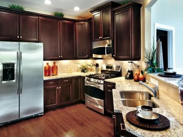 57 Woods Ln, Newtown, CT 06470