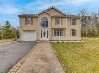 1123 Chickadee Dr, Pocono Summit, PA 18346