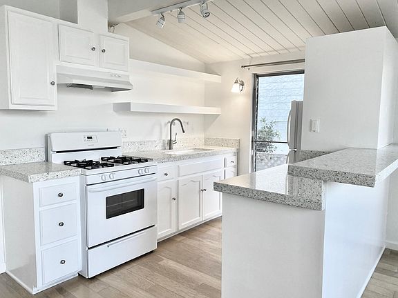 5th image of 824 6th St APT 11