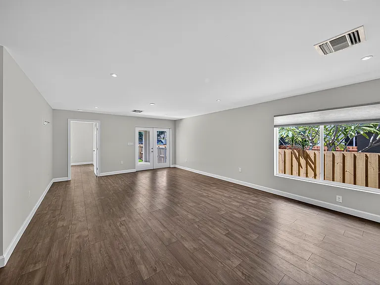 410 NE 34th St — Photo 15